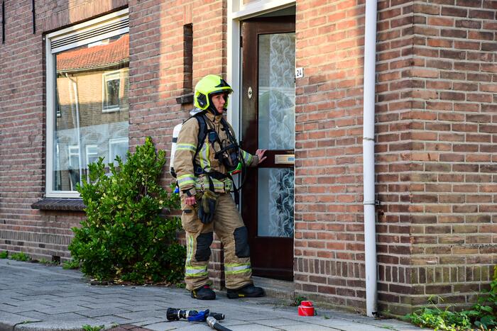 Brandweer doet metingen in woning door sissend geluid