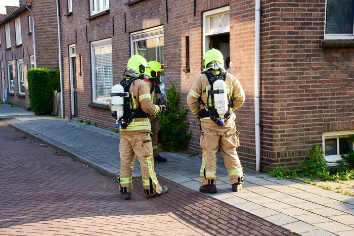 Brandweer doet metingen in woning door sissend geluid