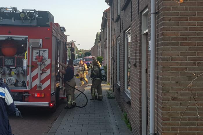 Brandweer doet metingen in woning door sissend geluid