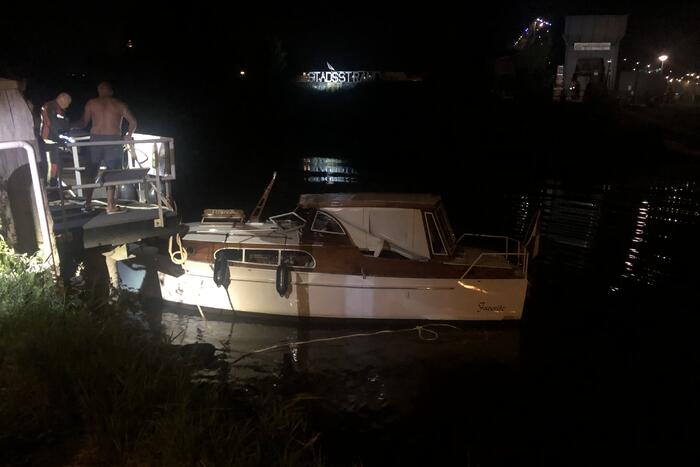 Brandweer redt boot van kapseizen