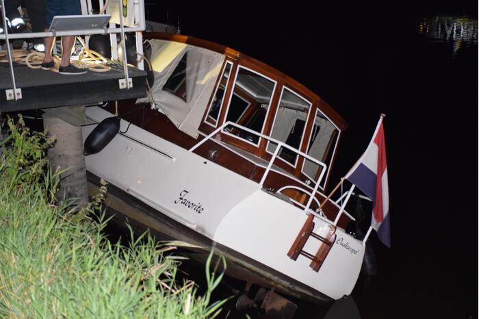 Brandweer redt boot van kapseizen