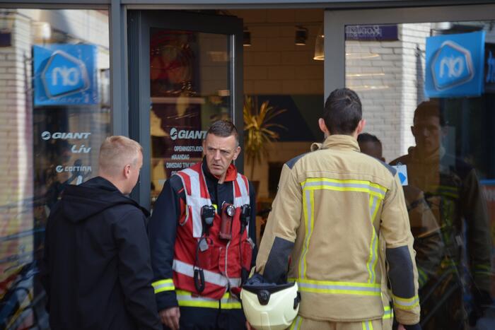 Doorgebrande compressor veroorzaakt hinderlijke lucht in fietsenwinkel