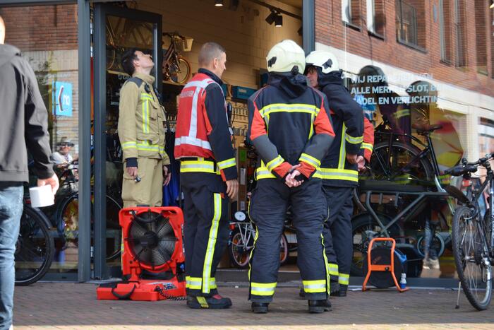 Doorgebrande compressor veroorzaakt hinderlijke lucht in fietsenwinkel