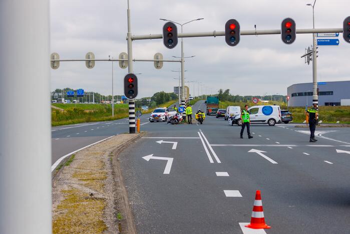 Politiemotor en bestelbus botsen bij Foodcourt