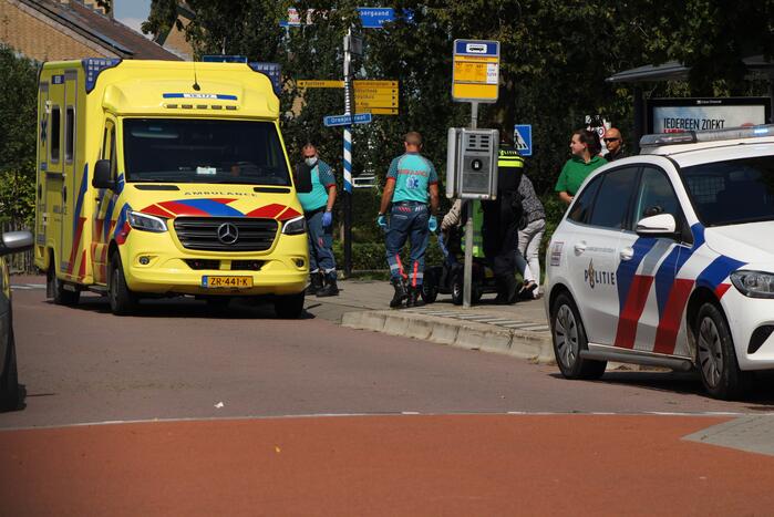 Man botst met scootmobiel op paal bij bushalte