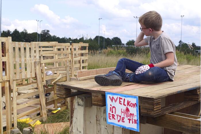 Kinderen timmeren hun eigen hutten