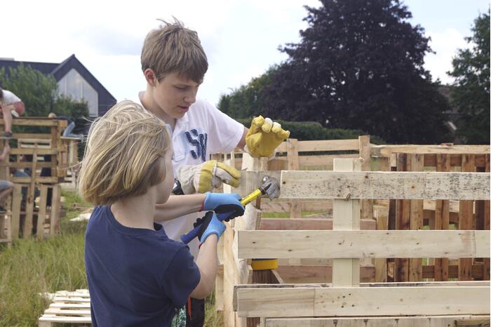 Kinderen timmeren hun eigen hutten