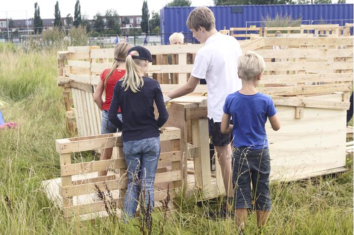 Kinderen timmeren hun eigen hutten