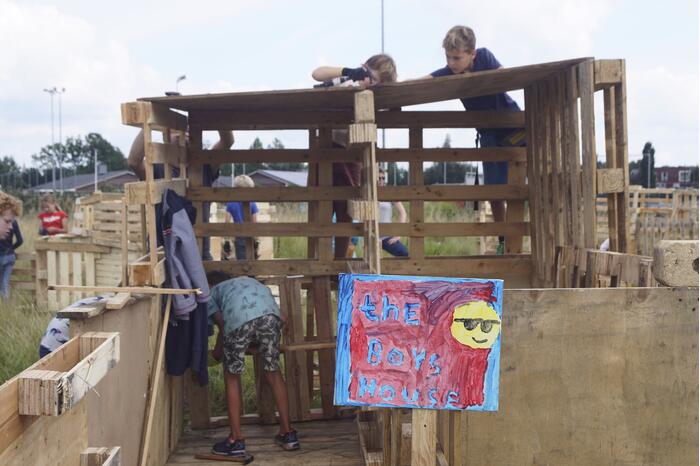 Kinderen timmeren hun eigen hutten