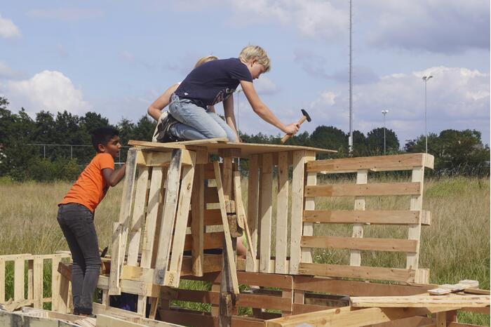 Kinderen timmeren hun eigen hutten