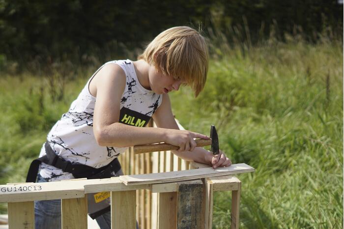 Kinderen timmeren hun eigen hutten