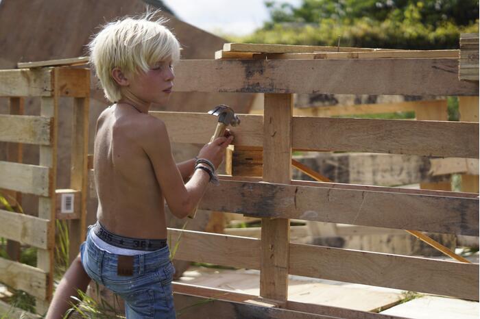 Kinderen timmeren hun eigen hutten