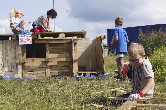 Kinderen timmeren hun eigen hutten
