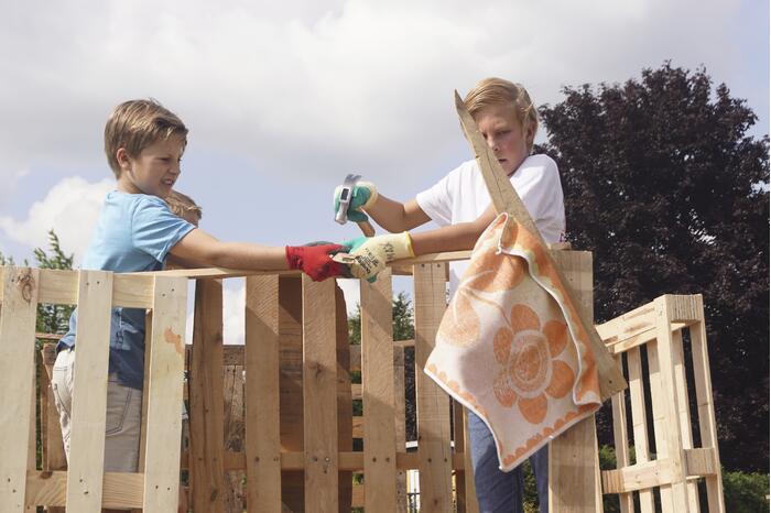 Kinderen timmeren hun eigen hutten