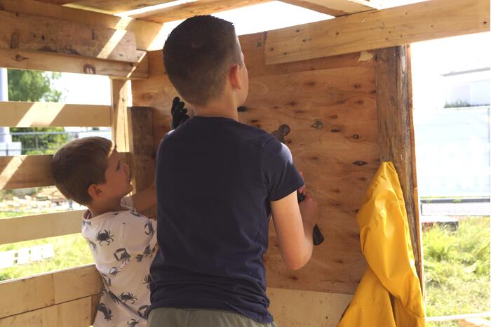 Kinderen timmeren hun eigen hutten