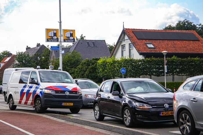 Personenauto's in botsing voor verkeerslicht