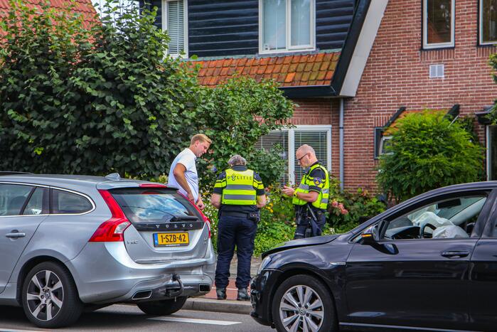 Personenauto's in botsing voor verkeerslicht