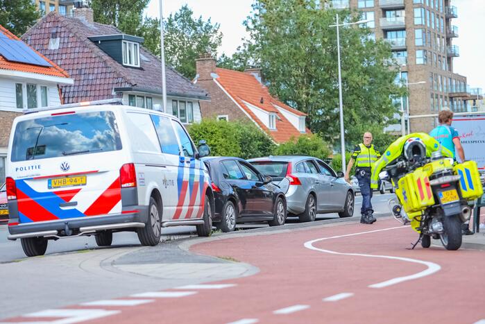 Personenauto's in botsing voor verkeerslicht