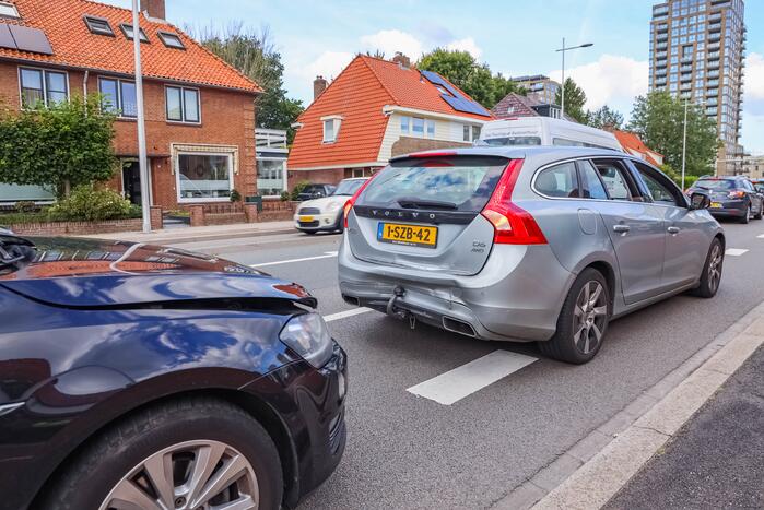 Personenauto's in botsing voor verkeerslicht