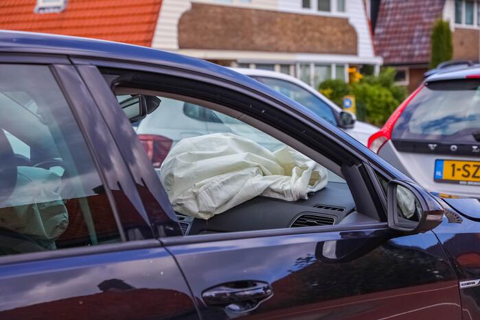 Personenauto's in botsing voor verkeerslicht