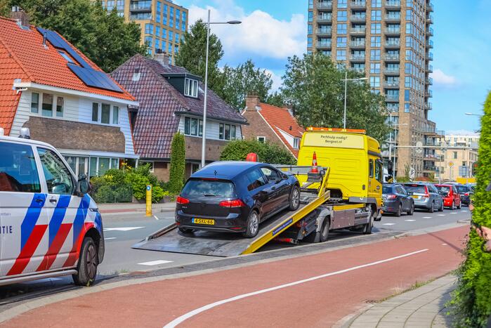 Personenauto's in botsing voor verkeerslicht