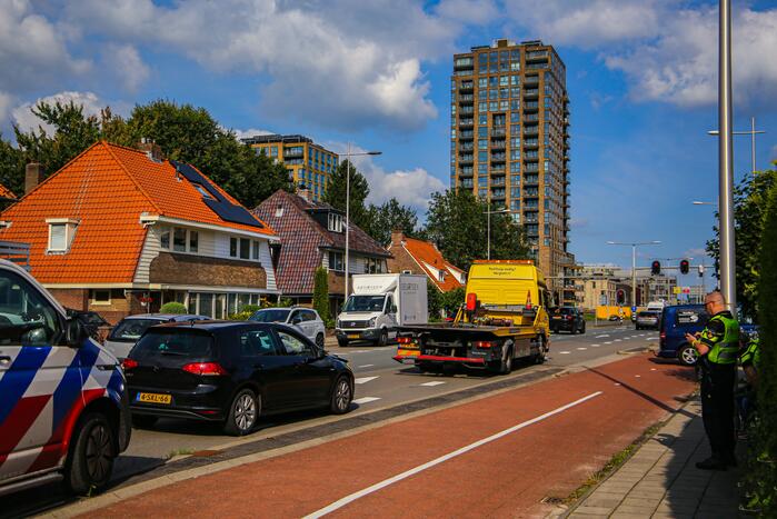 Personenauto's in botsing voor verkeerslicht