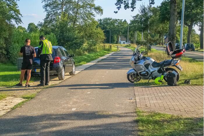 Motor verliest kentekenplaat tijdens aanrijding