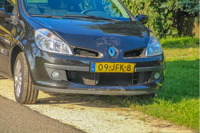 Motor verliest kentekenplaat tijdens aanrijding