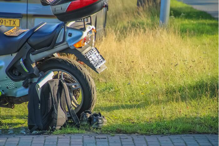 Motor verliest kentekenplaat tijdens aanrijding