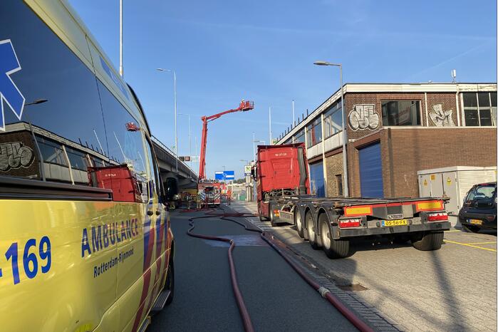 Grote uitslaande brand in een leegstaand pand
