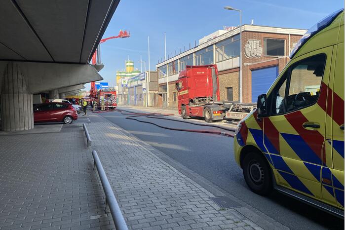 Grote uitslaande brand in een leegstaand pand