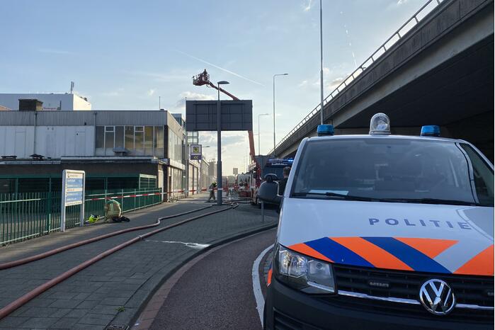Grote uitslaande brand in een leegstaand pand