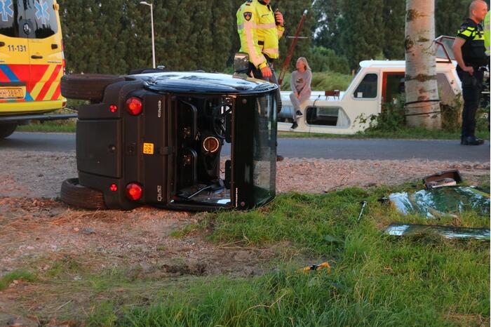 Brommobiel belandt op zijn kant door botsing