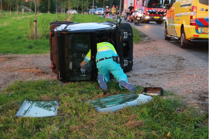 Brommobiel belandt op zijn kant door botsing