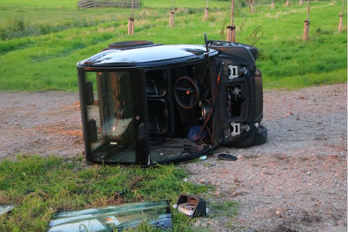 Brommobiel belandt op zijn kant door botsing