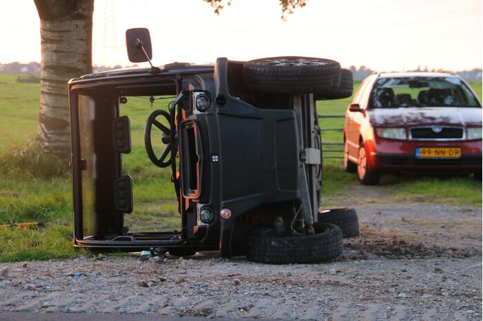 Brommobiel belandt op zijn kant door botsing