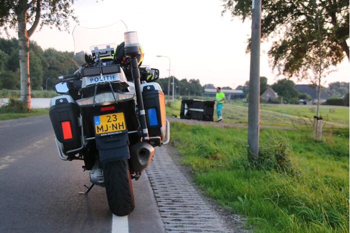 Brommobiel belandt op zijn kant door botsing