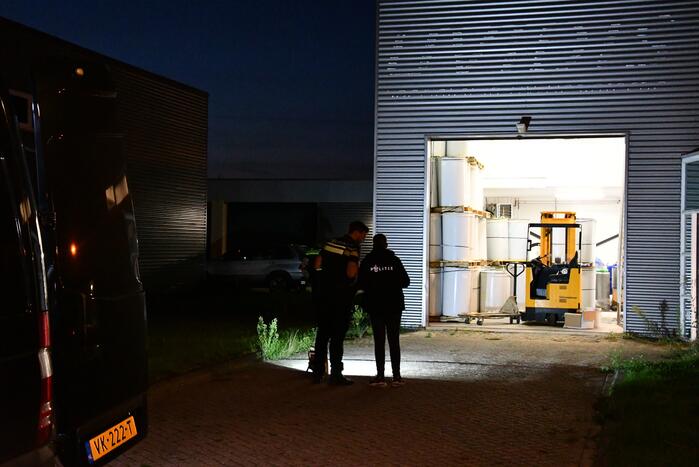 Politie doet onderzoek in bedrijfspand na vondst drugspand
