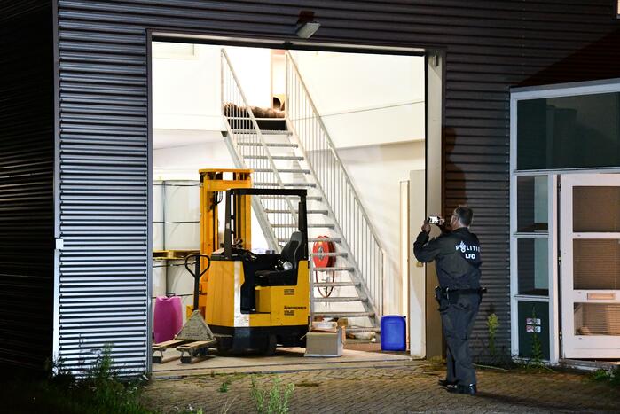 Politie doet onderzoek in bedrijfspand na vondst drugspand