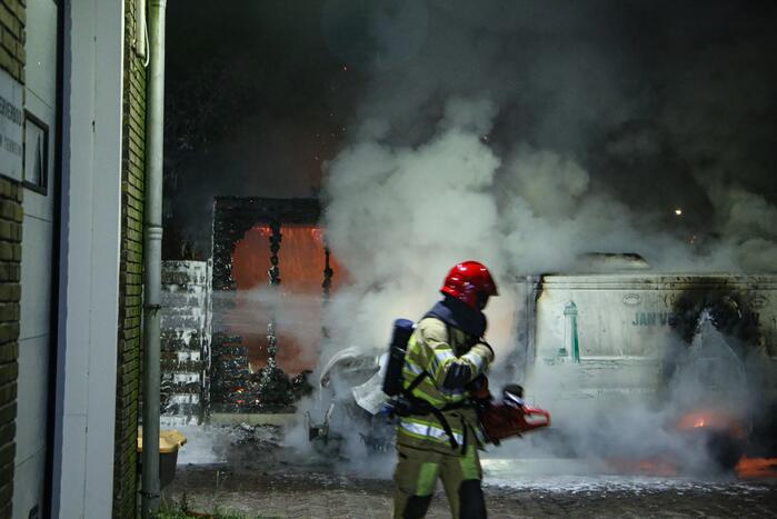 Bestelbus en deel van schuur volledig uitgebrand