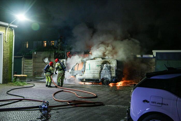 Bestelbus en deel van schuur volledig uitgebrand