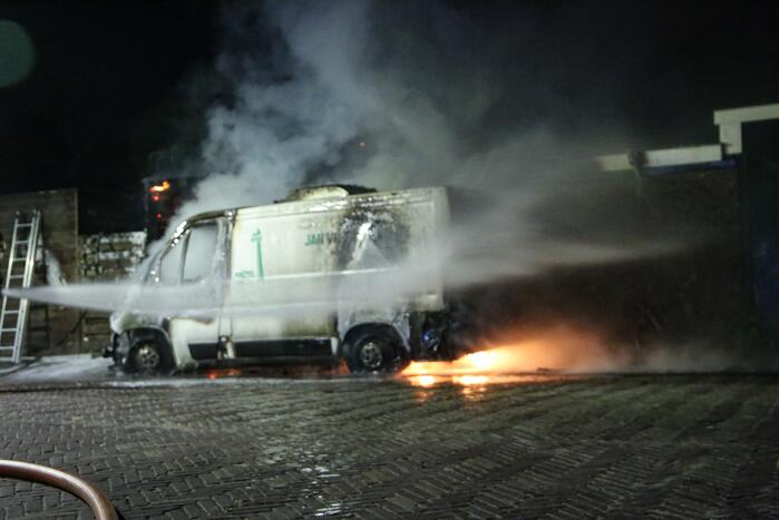 Bestelbus en deel van schuur volledig uitgebrand