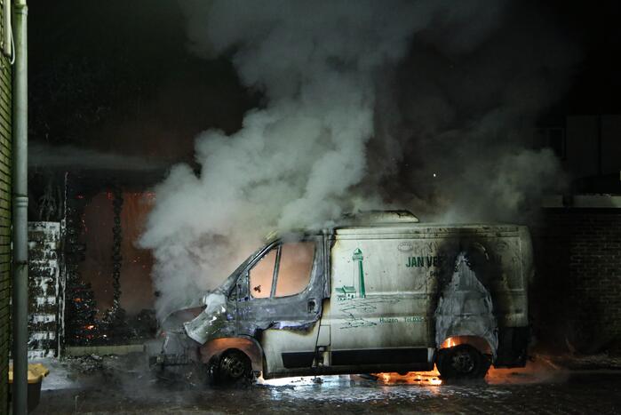 Bestelbus en deel van schuur volledig uitgebrand