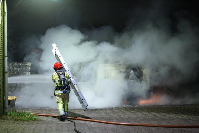 Bestelbus en deel van schuur volledig uitgebrand