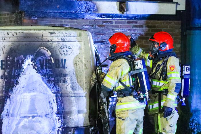 Bestelbus en deel van schuur volledig uitgebrand