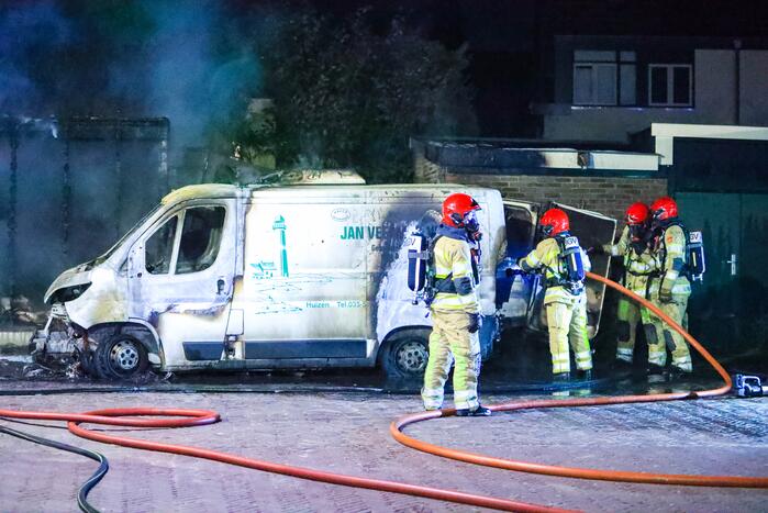 Bestelbus en deel van schuur volledig uitgebrand