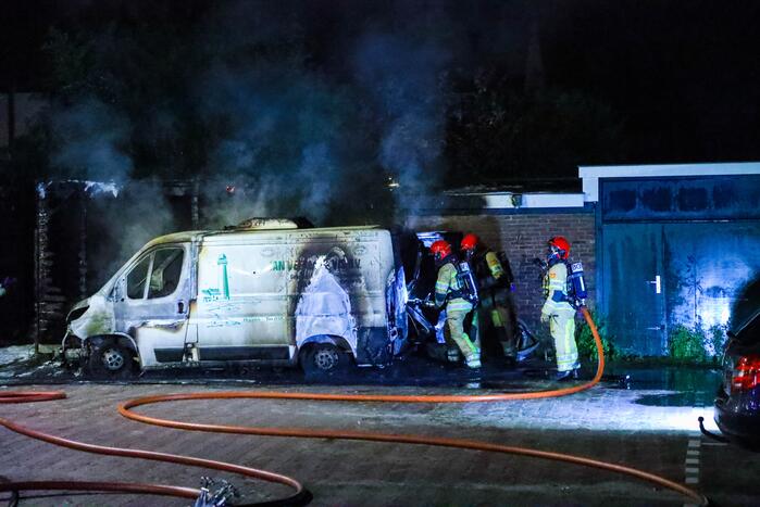 Bestelbus en deel van schuur volledig uitgebrand