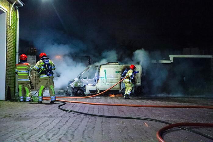 Bestelbus en deel van schuur volledig uitgebrand