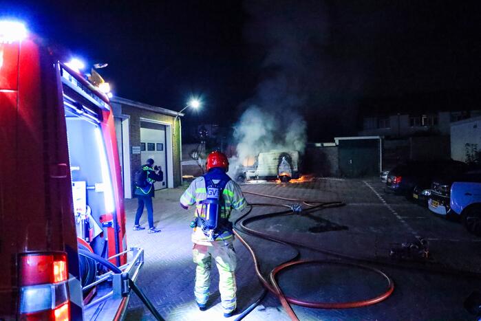 Bestelbus en deel van schuur volledig uitgebrand