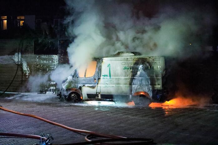 Bestelbus en deel van schuur volledig uitgebrand